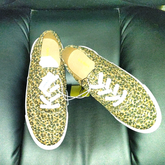 Old Navy lace up sneakers - Picture 2 of 3